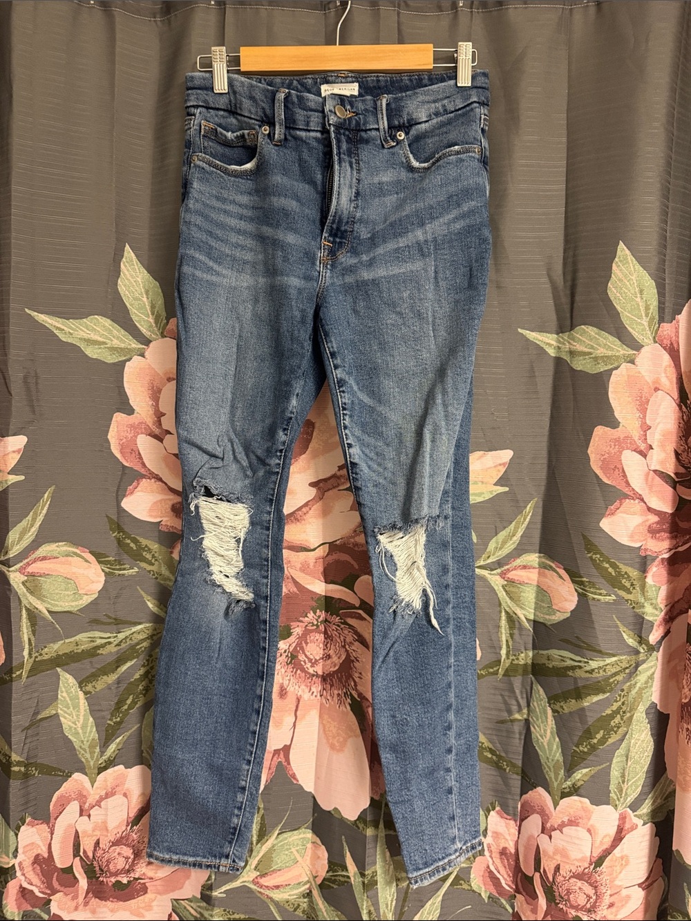 Good American Distressed Skinny Jeans in Blue Wash